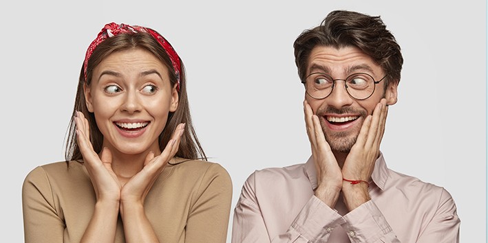 casal jovem se encarando com felicidade